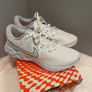 Nike Women’s Sneaker -NEW IN BOX